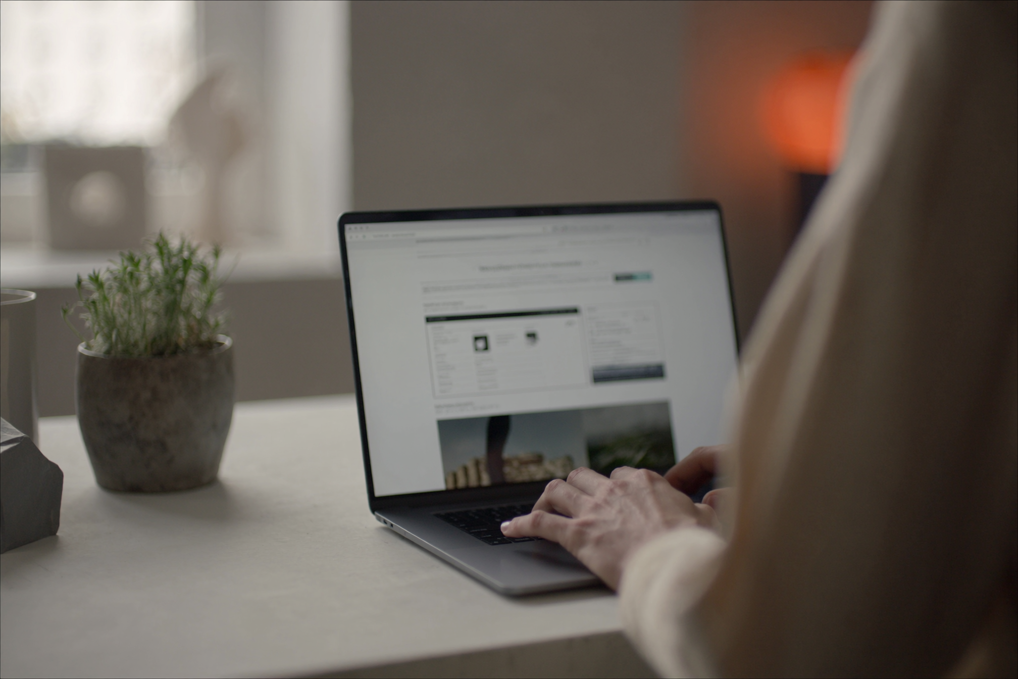 Konzentrierte Detailarbeit an einem Website-Layout im Studio von Atomik Media